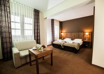 Фото номера Семейный номер (для 2 взрослых и 1 ребенка) Отель Hotel Zawrat Ski Resort &amp; SPA г. Бялка-Татшаньска 2