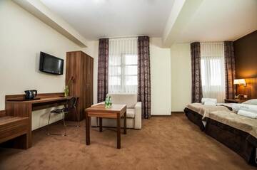 Фото номера Семейный номер (для 2 взрослых и 1 ребенка) Отель Hotel Zawrat Ski Resort &amp; SPA г. Бялка-Татшаньска 3