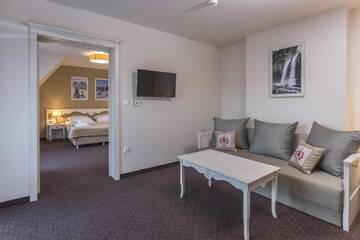 Фото номера Люкс (для 4 взрослых) Отель Hotel Carlina г. Бялка-Татшаньска 4